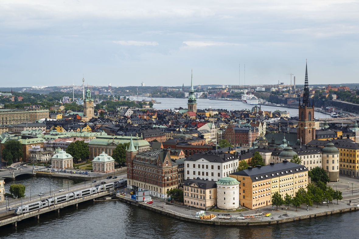 Blick auf die Skyline über Gamla Stan, die Altstadt von Stockholm, sowie die Insel Riddarholmen und die Bucht Riddarfjarden.