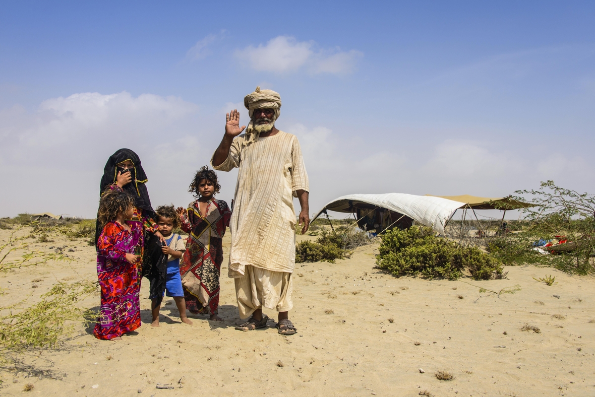  Fünfköpfige Rashaida-Familie in der Wüste bei Massaua, Eritrea, Afrika. Im Hintergrund sieht man ein Zelt.