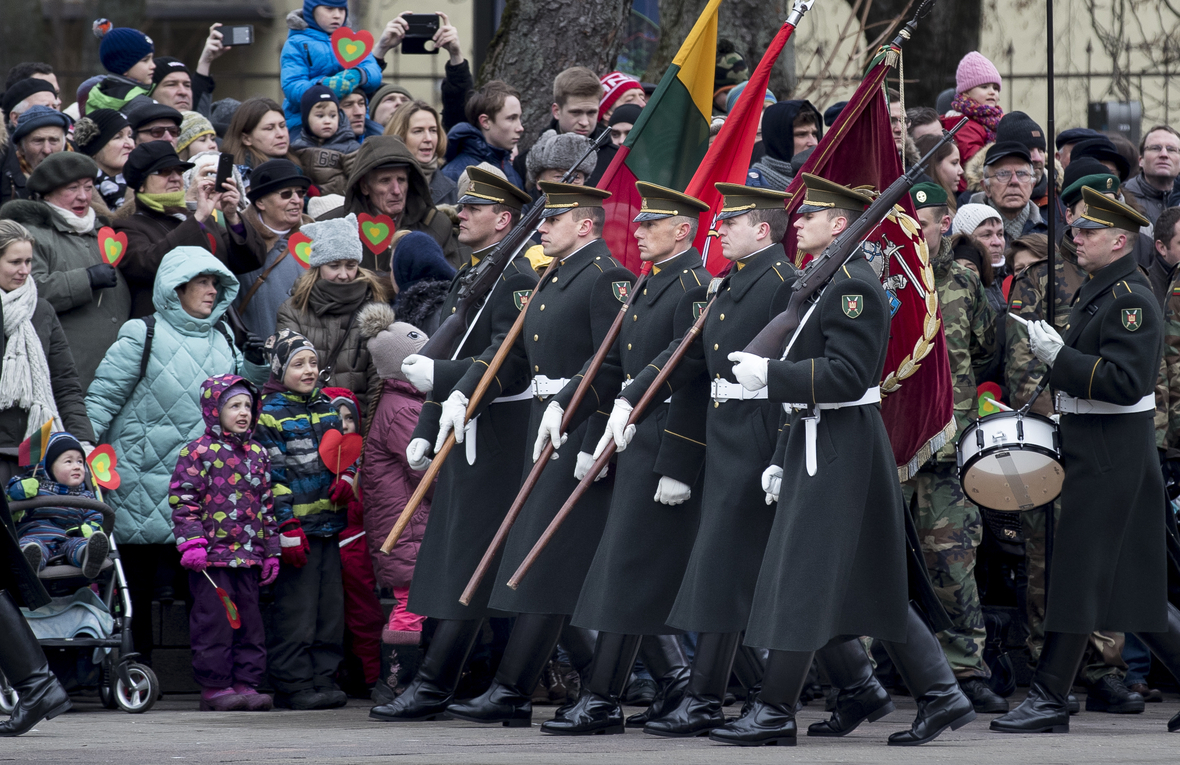 Soldaten marschieren vor dem Präsidentenpalast in der litauischen Hauptstadt Vilnius während einer feierlichen Zeremonie zum Nationalfeiertag am 16. Februar.