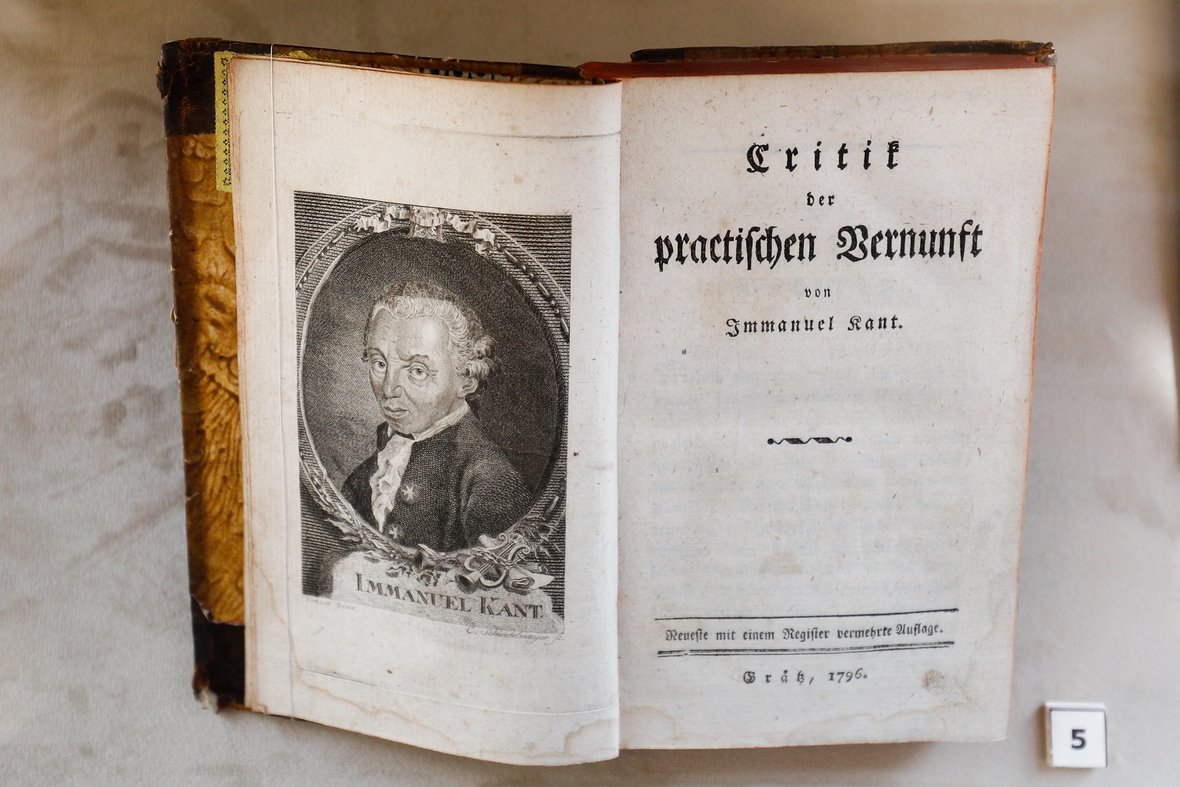 Buch des deutschen Philosophen Immanuel Kant mit einem Porträt von Kant