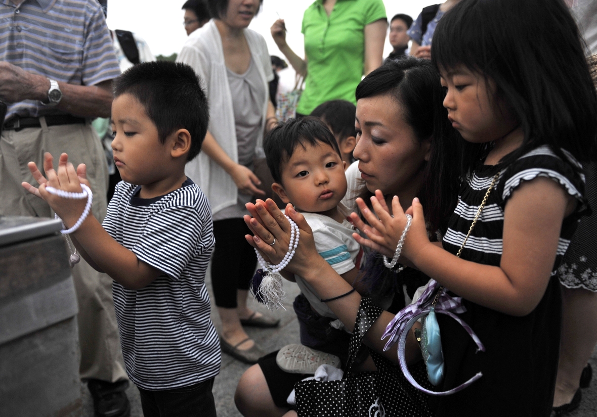 Kinder gedenken im August 2011 der Opfer des Atombombenabwurfs über Hiroshima im Jahr 1945.