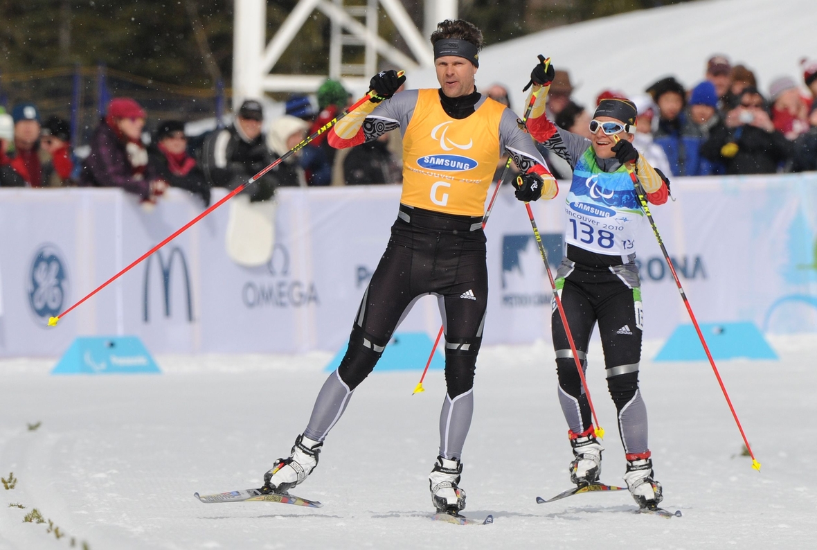 Eine blinde Biathletin Verena Bentele (rechts) und ihr Begleitläufer bei den Paralympics in Vancouver 2010