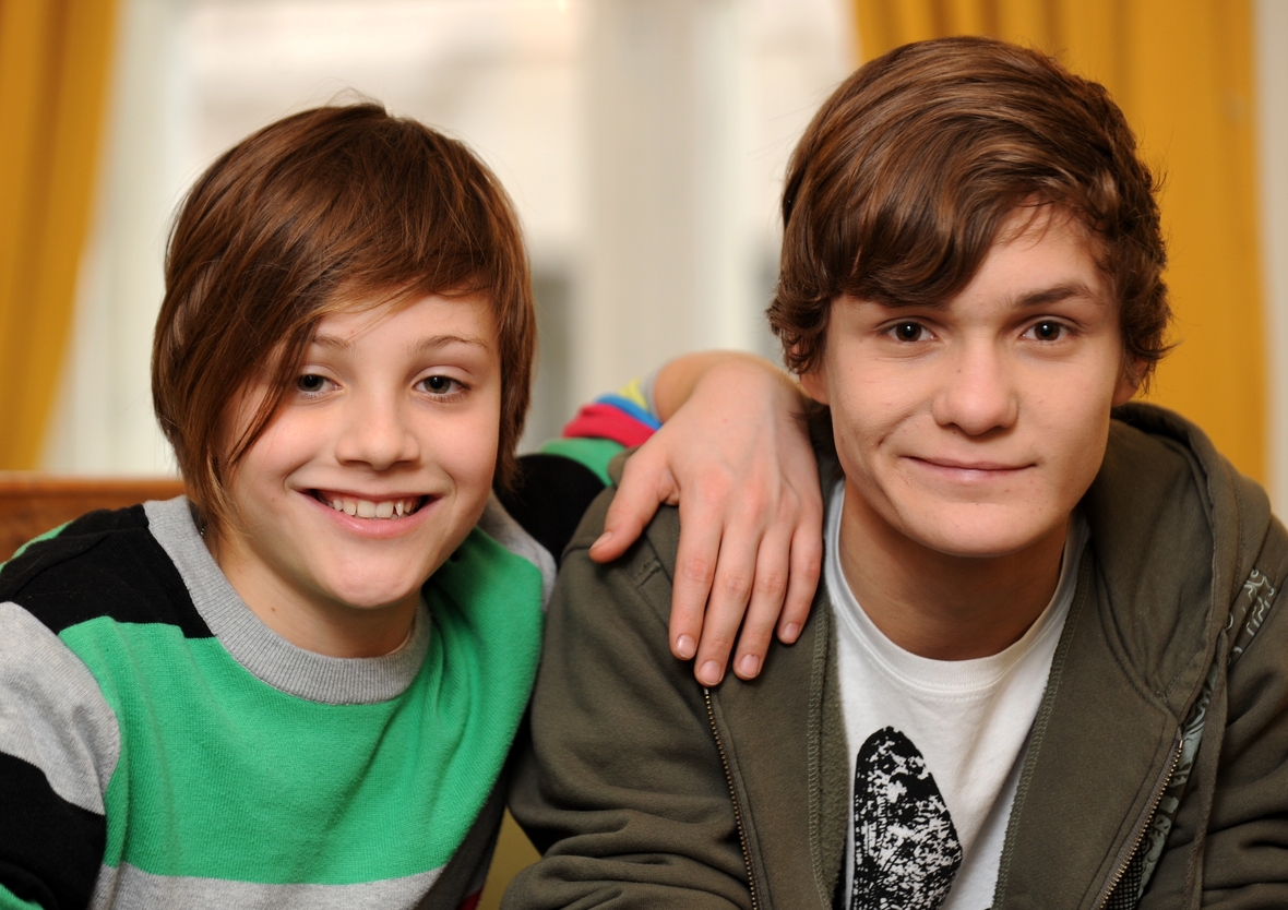 Zwei Vorstadtkrokodile: Die Schauspieler Nick Romeo Reimann (l.) und Fabian Halbig (r.) sitzen zusammen auf einer Couch