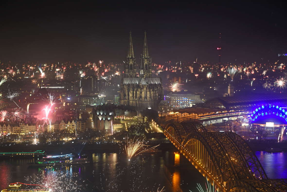 Feuerwerk steigt am 1. Januar 2017 zum Jahreswechsel in Köln in den Nachthimmel