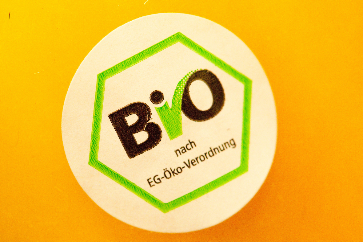 Das deutsche Biosiegel ist mit dem EU-Bio-Siegel vergleichbar. Allerdings ist es eine freiwillige Kennzeichnung. Das Wort Bio steht in einem grünen Sechseck. Das "i" in Bio ist grün, der Rest in schwarzer Schrift.