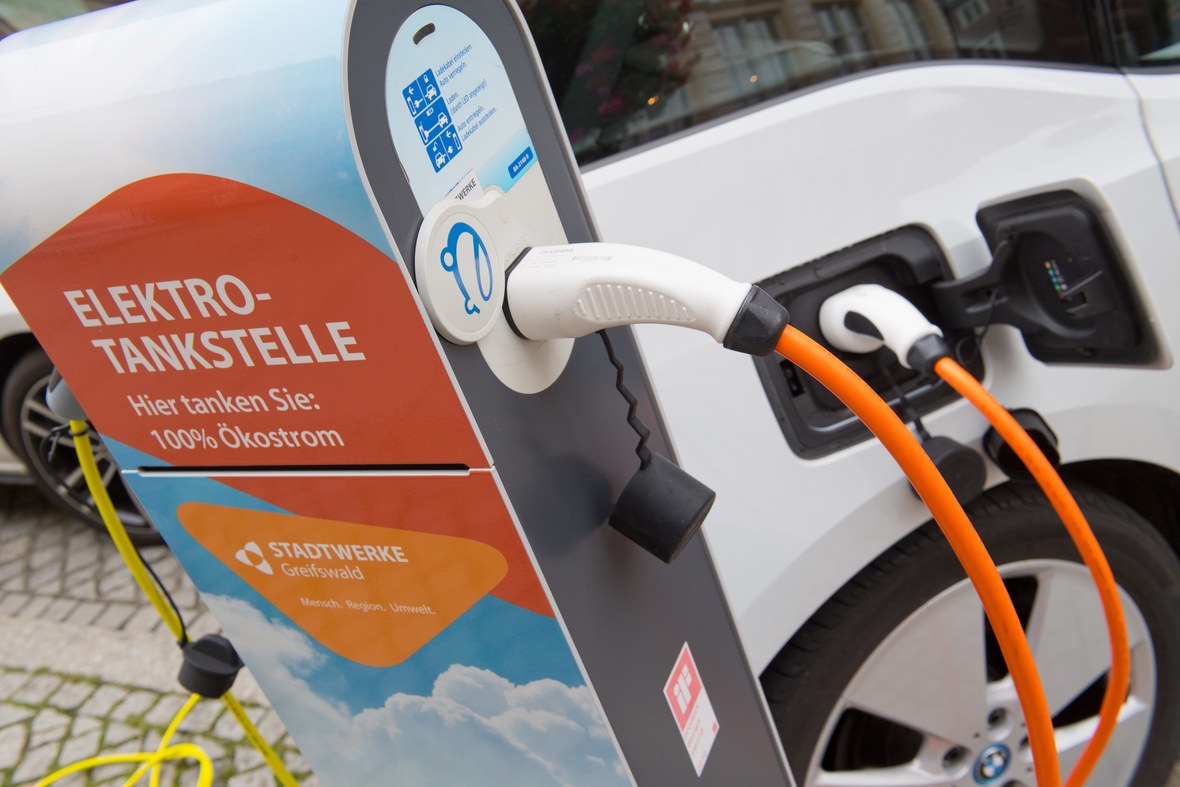 Ein Elektroauto steht an einer E-Ladestation der Stadtwerke Greifswald an einem Parkplatz. An der Elektrotankstelle wird 100% Ökostrom verkauft.