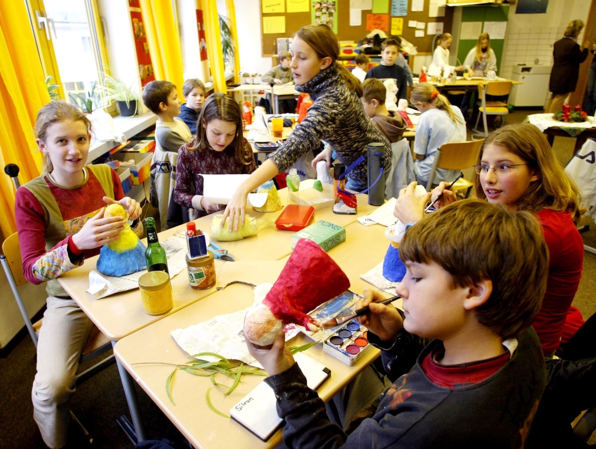 Der Schulbesuch ist verpflichtend für Kinder in Deutschland. Man sieht eine Schulklasse.