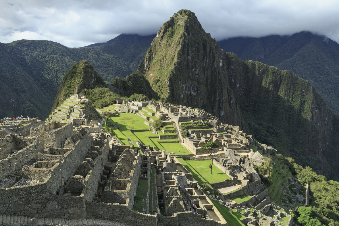 Blick aus den Wolken auf die Inkastadt Machu Picchu