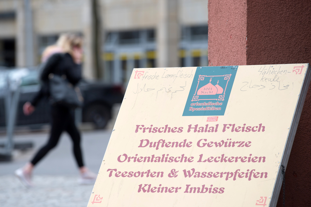 Das Werbeschild weist darauf hin, dass in diesem Geschäft "halal" Fleisch verkauft wird. 