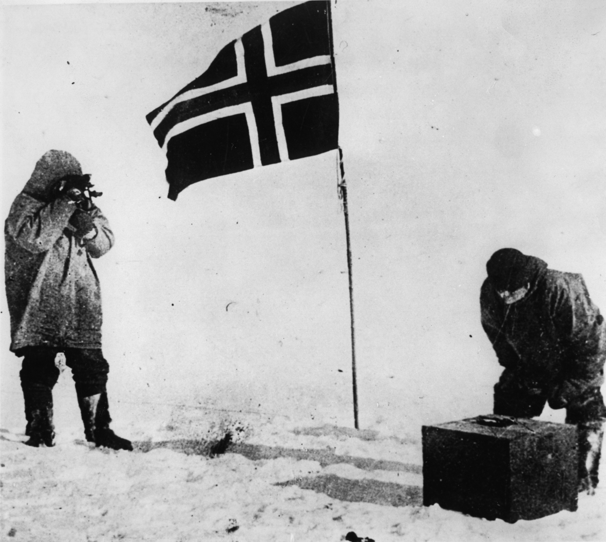 Ein historisches Bild: Die Flaggenhissung durch Amundsen am Südpol, 1911. 