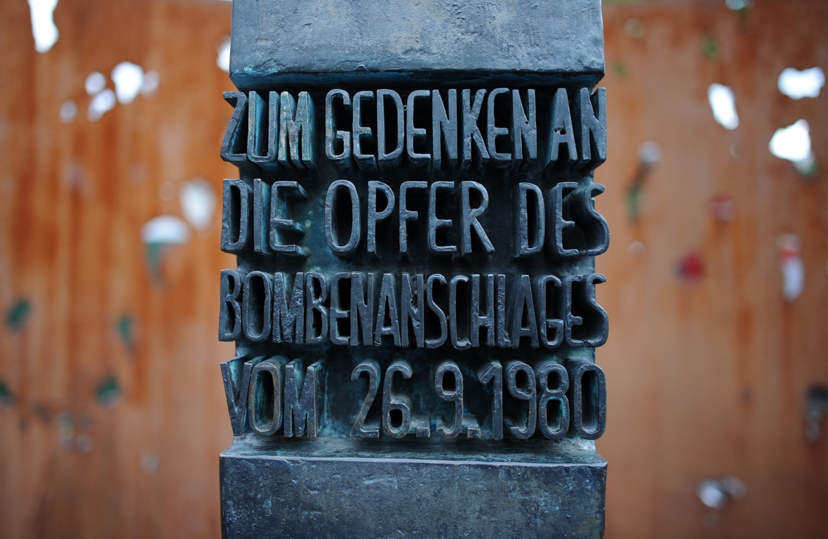 Ein Mahnmal in Form einer Säule, mit dem an das Attentat beim Oktoberfest 1980 erinnert wird.