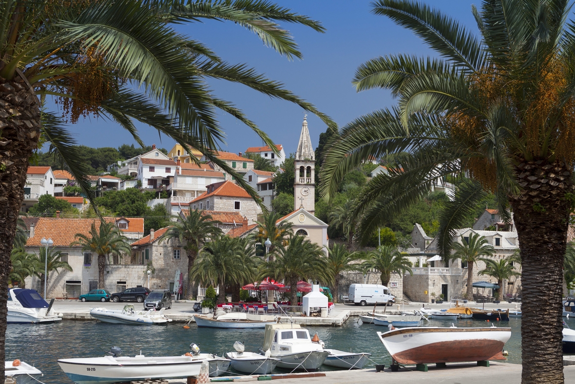 Blick auf eine kroatische Hafenstadt an der Adriaküste.