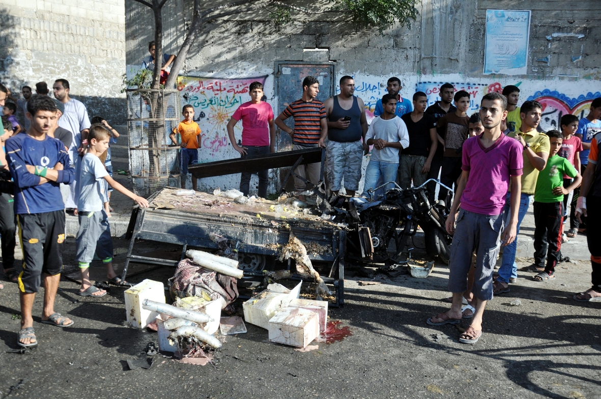 Zerstörtes Autowrack in Gaza nach einem israelischen Angriff, Juli 2014.