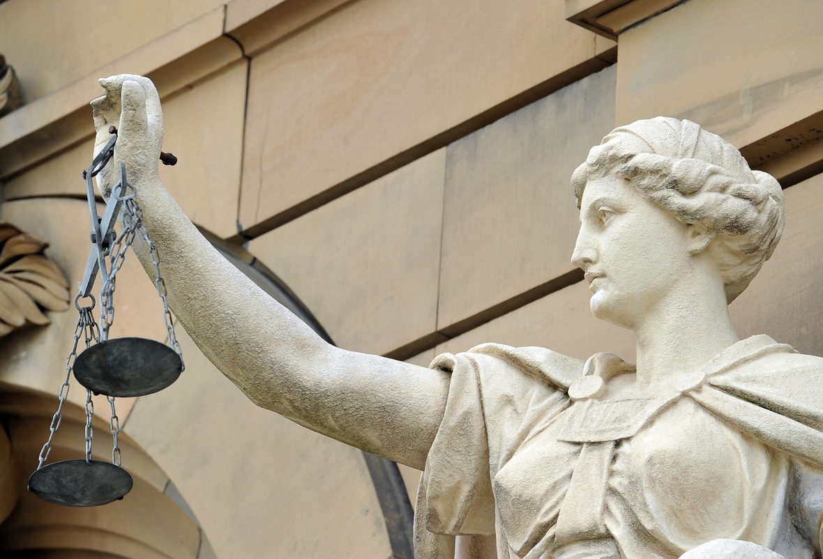 Eine Statue der Justitia (Gerechtigkeit) steht In Ulm vor dem Landgericht. Die Waage ist Ausdruck dafür, dass es zur Gerechtigkeit gehört, die Sachlage genau zu prüfen.