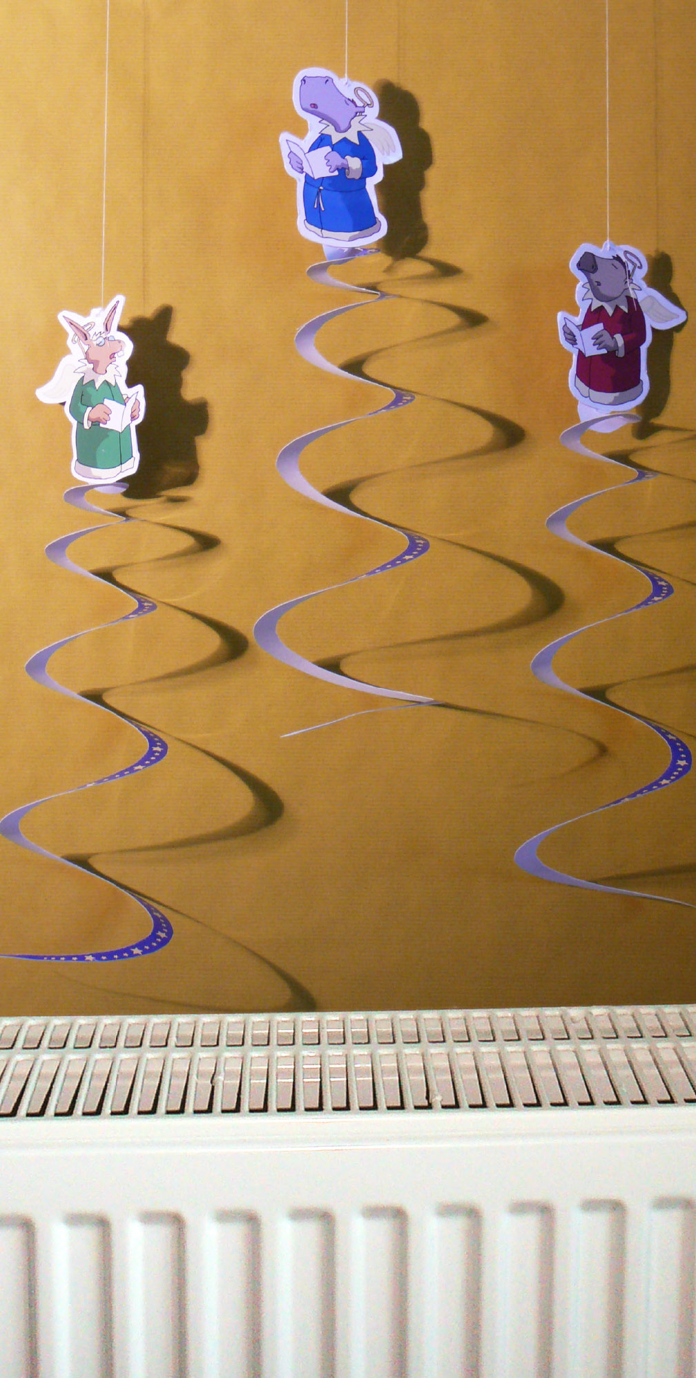 HanisauLand-Drehfiguren über Heizung