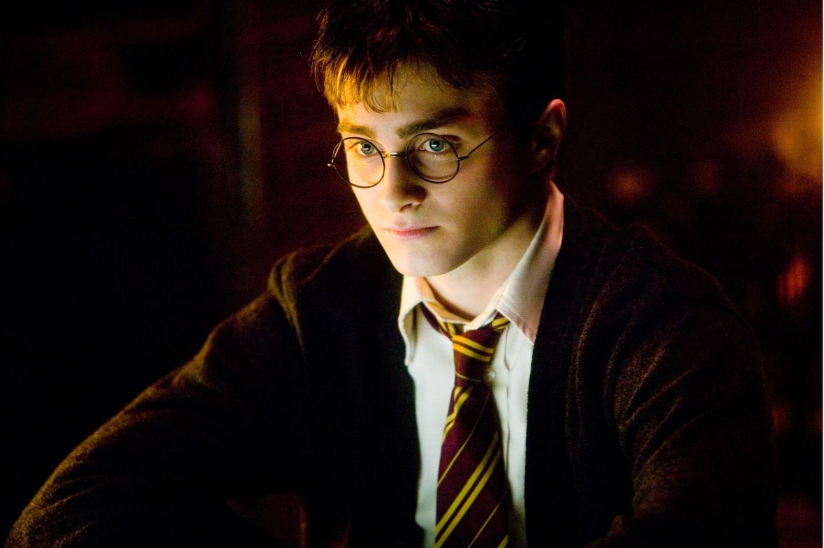 Szenenbild: Harry Potter mit Anzug und Krawatte schaut sorgenvoll