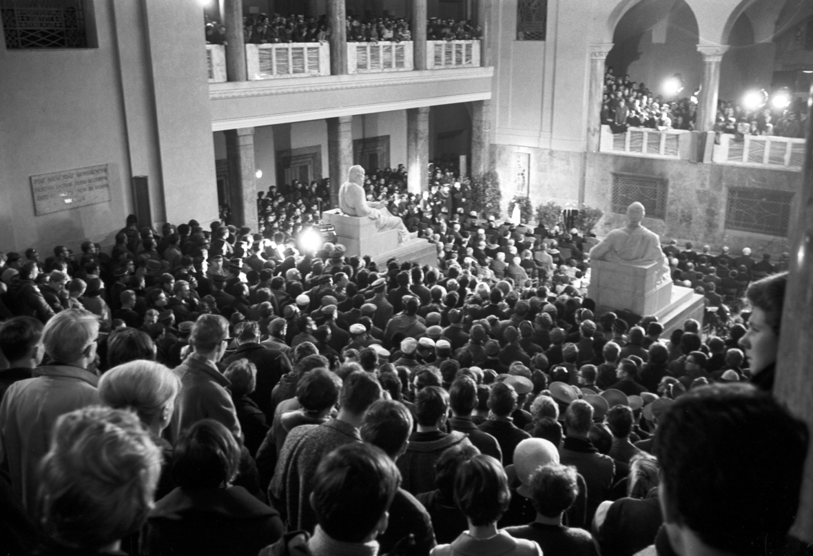 Am 22.02.1963 finden in München zum Gedenken an die Geschwister Scholl, die gemeinsam mit ihrem Freund Christoph Probst als Widerstandskämpfer gegen das Hitler-Regime vor zwanzig Jahren hingerichtet wurden, verschiedene Festakte statt. Das Bild zeigt einen Blick in den Lichthof der Münchner Universität, wo die Geschwister Scholl bei einer Flugblattaktion verhaftet wurden, auf die Gäste der Feierstunde. Im Hintergrund links befindet sich eine Gedenktafel.