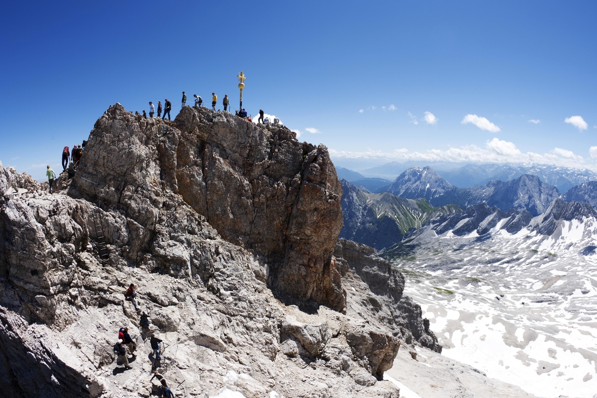 Touristinnen und Touristen auf dem Kletterpfad zum Gipfelkreuz der Zugspitze