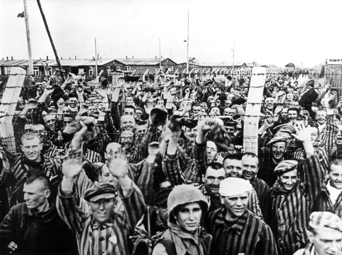 Nach der Befreiung des Konzentrationslagers Dachau jubeln die Insassen ihren Befreiern zu.