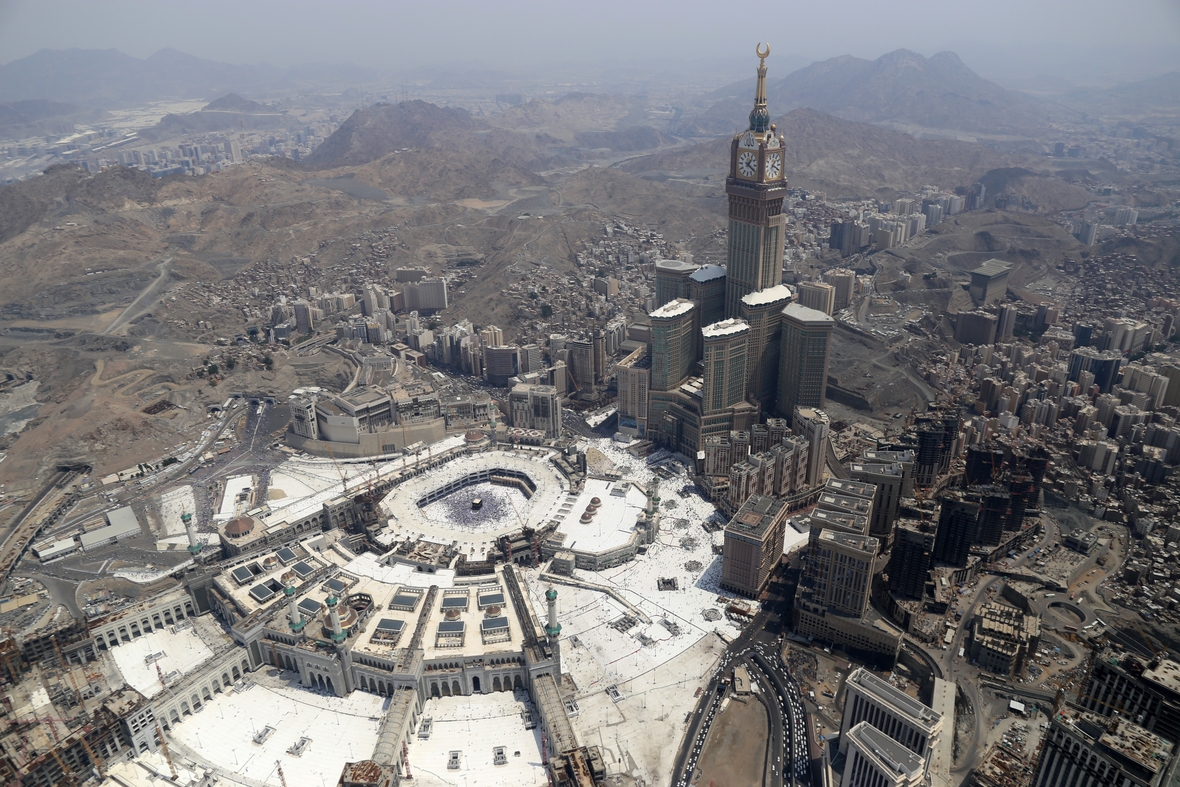 Ein Luftbildfoto zeigt die "Abraj Al Bait Towers" in der Nähe der Kaaba, der heiligsten Stätte des Islam im Innenhof der "Heiligen Moschee".