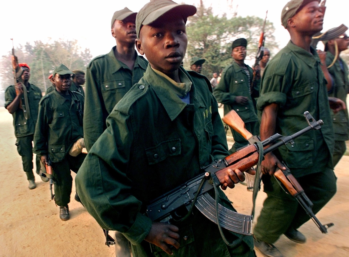 Kindersoldaten in Uniform im Kongo