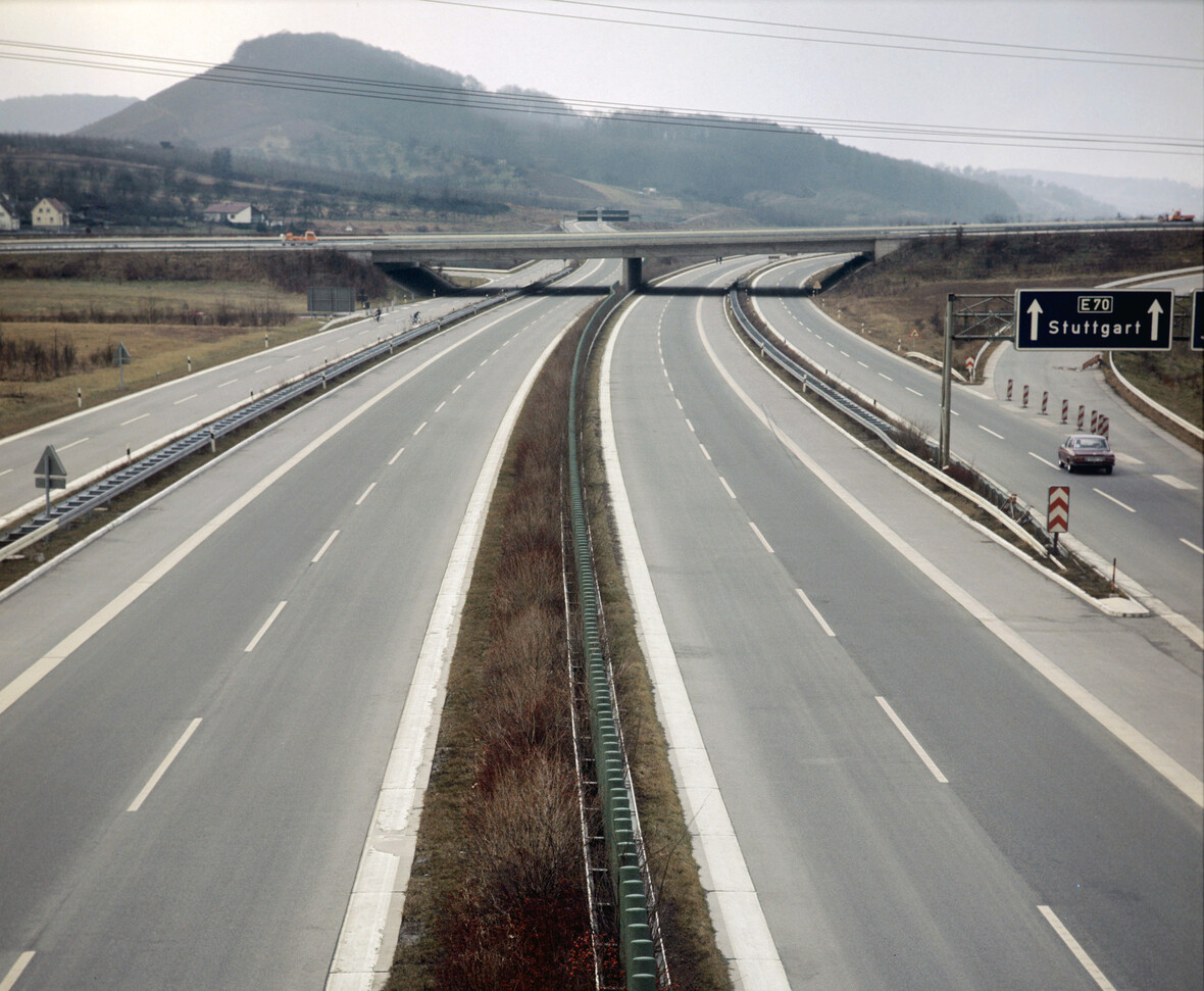 Keine Autos und keine Menschen auf der Autobahn am autofreien Sonntag 1973