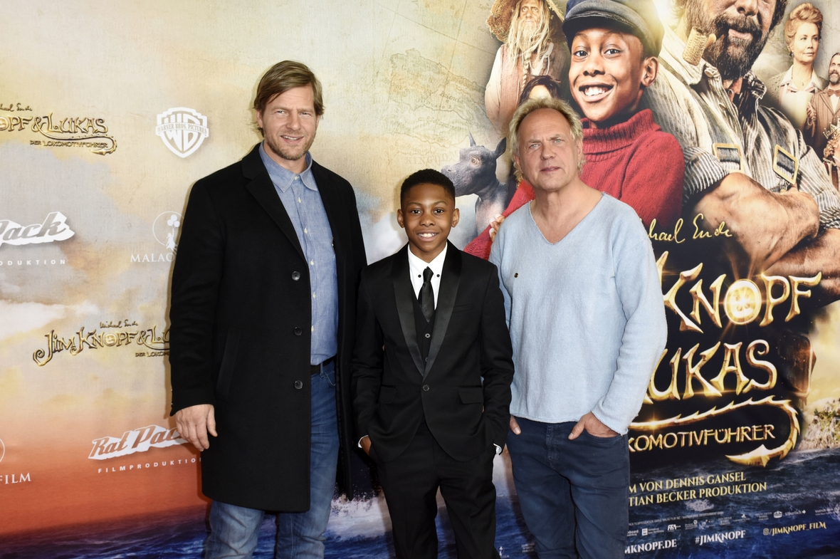 Von links nach rechts: Henning Baum alias Lukas, Solomon Gordon alias Jim Knopf und Uwe Ochsenknecht alias König Alfons vor dem Filmplakat bei der Filmpremiere