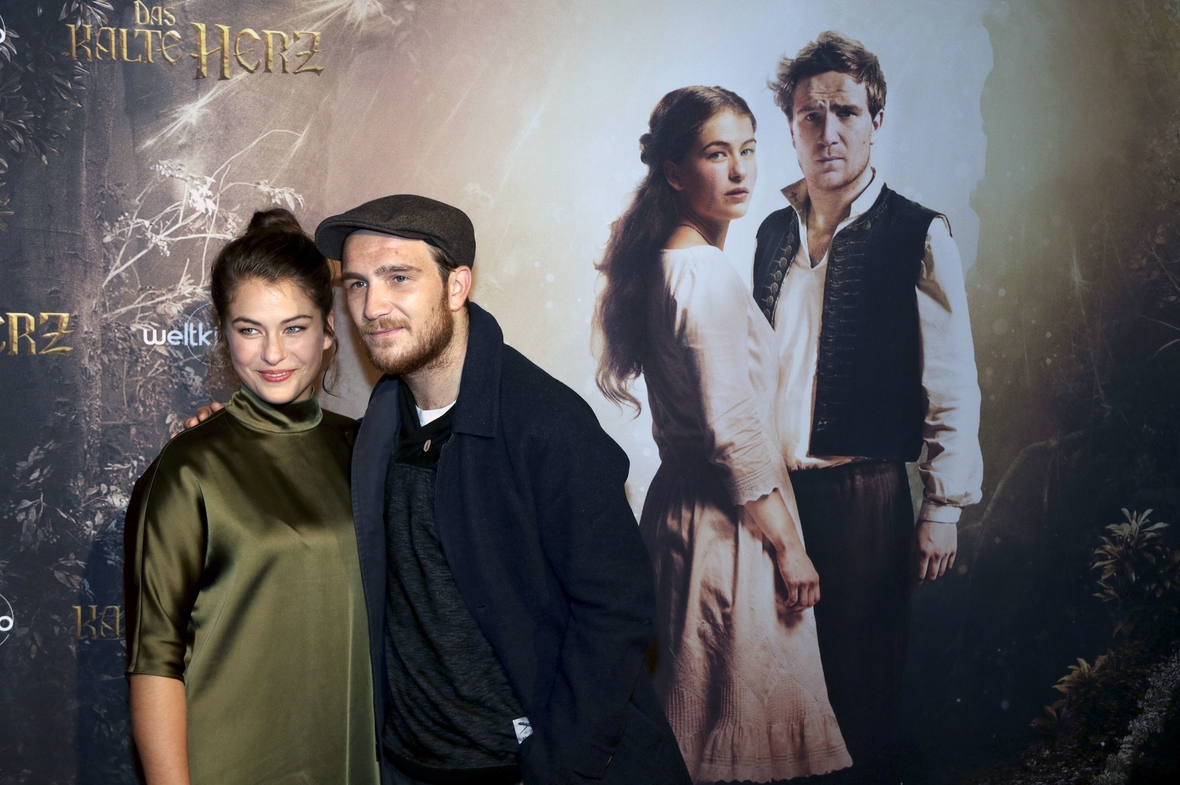 Von rechts nach links: Die Hauptdarsteller Henriette Confurius, alias Lisbeth, und Frederick Lau alias Peter, bei der Filmpremiere 