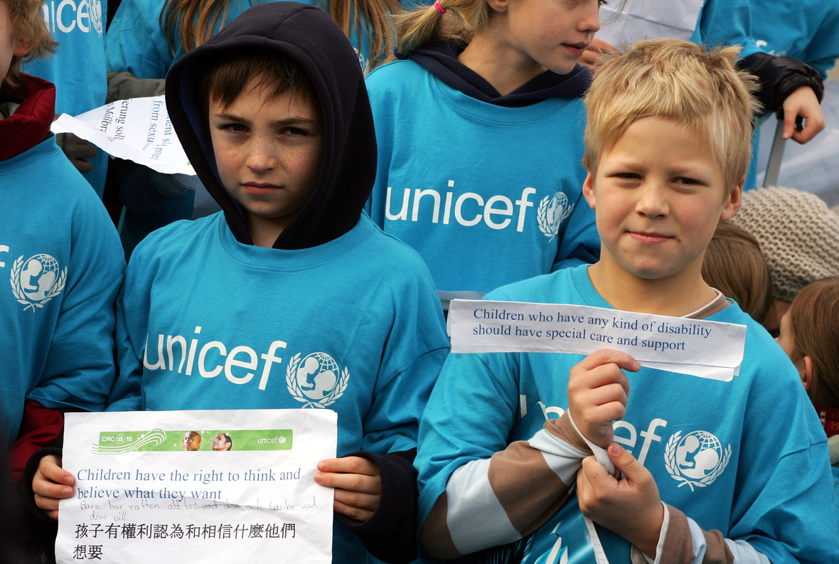 Kinder der Internationalen Schule Berlin am 18. Jahrestag der UN-Kinderrechtskonvention.