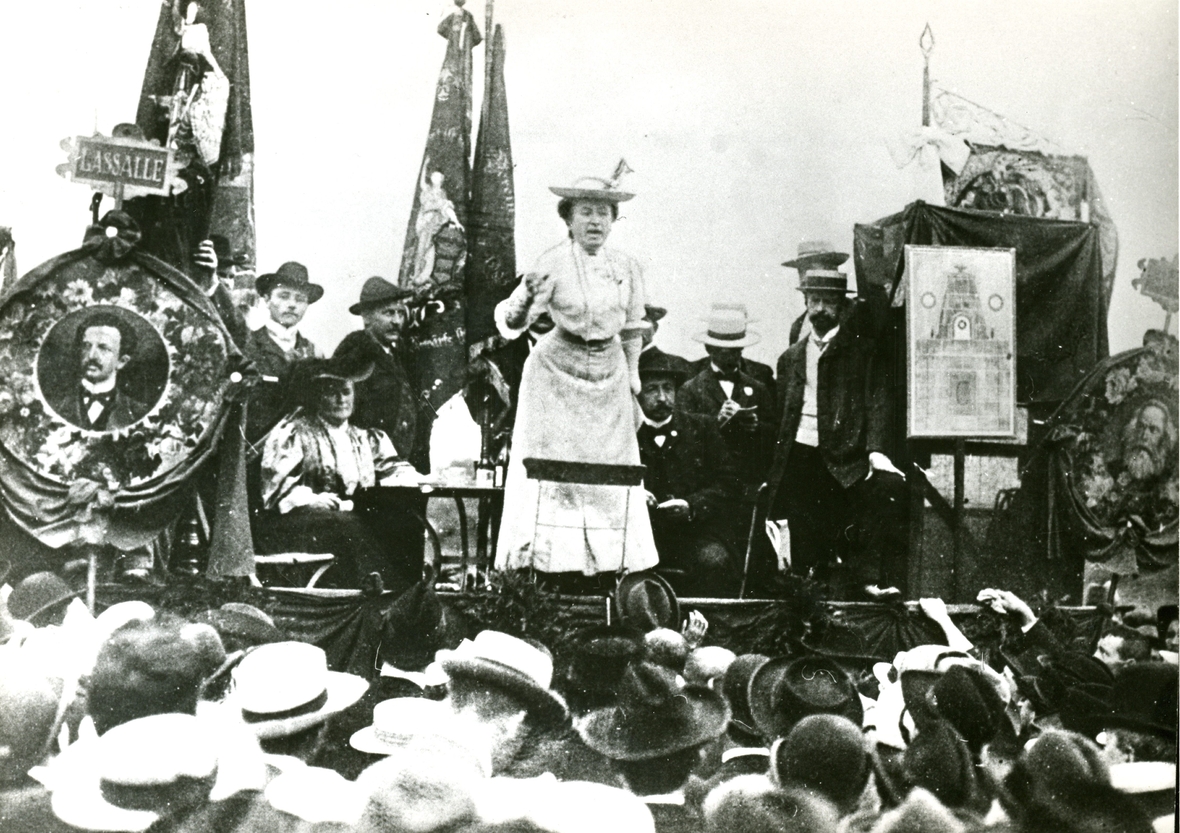 Im Jahr 1907 hält Rosa Luxemburg eine Rede in Stuttgart.