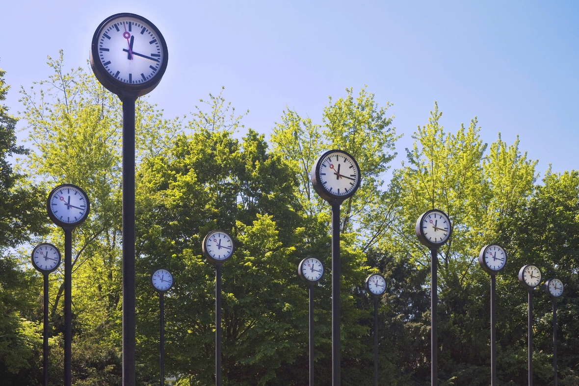Kunstwerk Zeitfeld, 24 synchron laufende Bahnhofsuhren im Volksgarten in Düsseldorf.