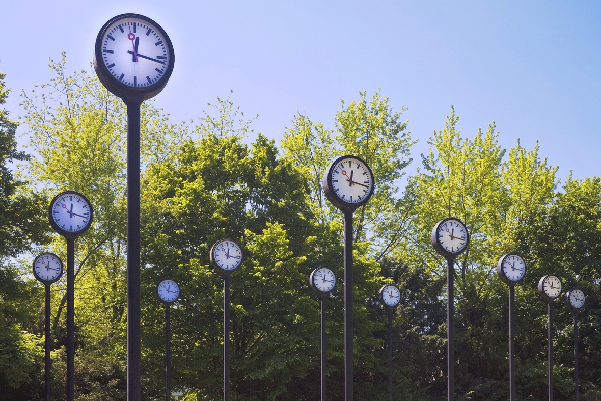 Kunstwerk Zeitfeld, 24 synchron laufende Bahnhofsuhren im Volksgarten in Düsseldorf.