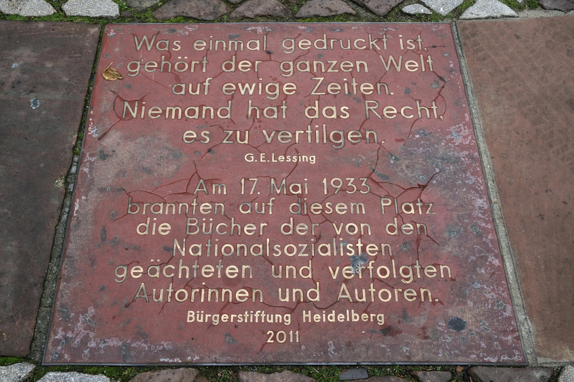 Gedenktafel mit einem Zitat von Gotthold Ephraim Lessing zur Bücherverbrennung vom 17. Mai 1933 auf dem Universitätsplatz in Heidelberg.