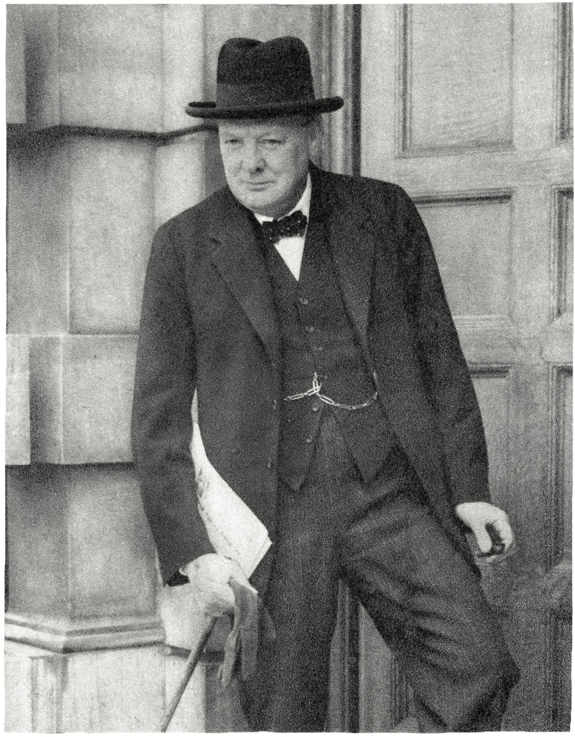 Winston Churchill, britischer Politiker, lebte von 1874 bis 1965. Er war zweimal Regierungschef des Vereinigten Königreichs Großbritannien und Nordirland. Er führte Großbritannien als Premierminister durch den Zweiten Weltkrieg. Zudem hat er historische und politische Bücher geschrieben. 1953 erhielt er den Nobelpreis für Literatur. 