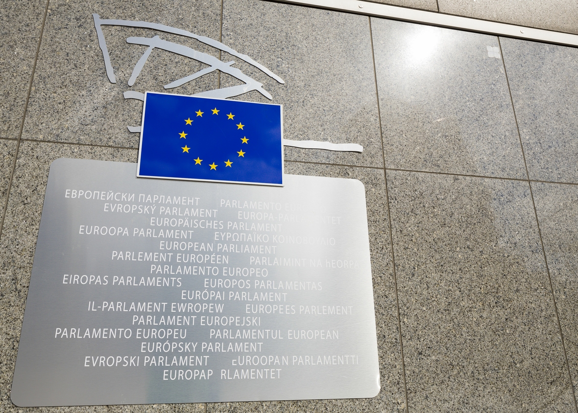 Der Schriftzug "Europäisches Parlament" wird in allen EU-Sprachen auf einer Tafel in Brüssel gezeigt.