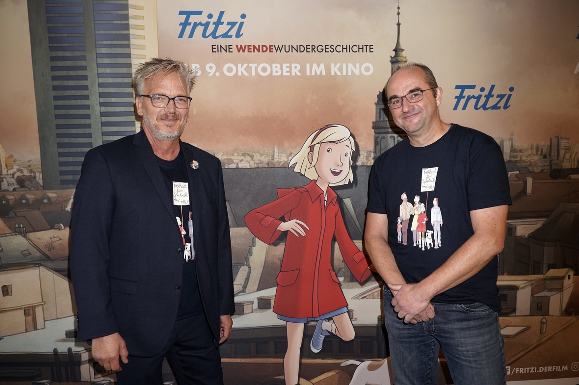 Von links nach rechts: Die Regisseure Matthias Bruhn und Ralf Kukula stehen bei der Premiere ihres Films in Berlin vor dem Filmplakat