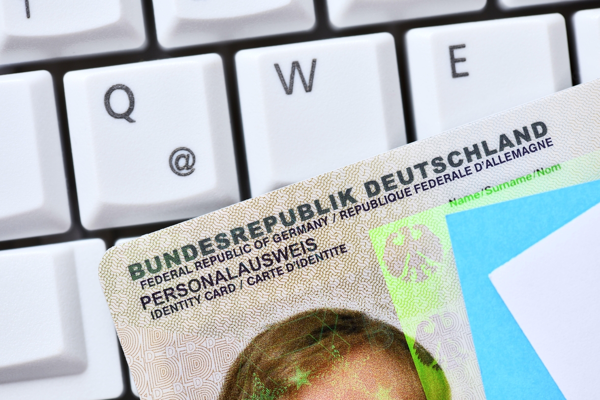 Ein Personalausweis. Mit der Staatsabgehörigkeit kann man auch einen Personalausweis oder Pass beantragen.