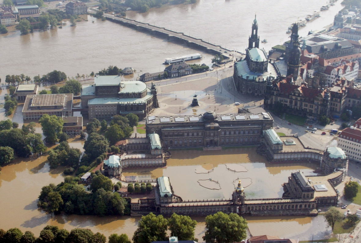 Dresden im Sommer 2002, vom Hochwasser überflutet.