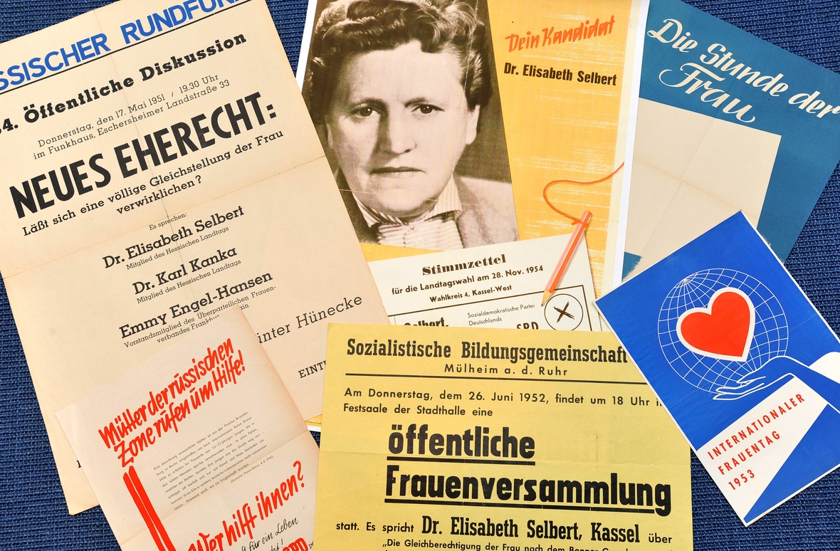 Plakate aus dem Nachlass der SPD-Politikerin Elisabeth Selbert sind Kassel im Archiv der deutschen Frauenbewegung zu sehen. Elisabeth Selbert (1896-1986) setzte sich als Abgeordnete des Parlamentarischen Rates dafür ein, dass die Gleichberechtigung von Männern und Frauen im Grundgesetz steht.