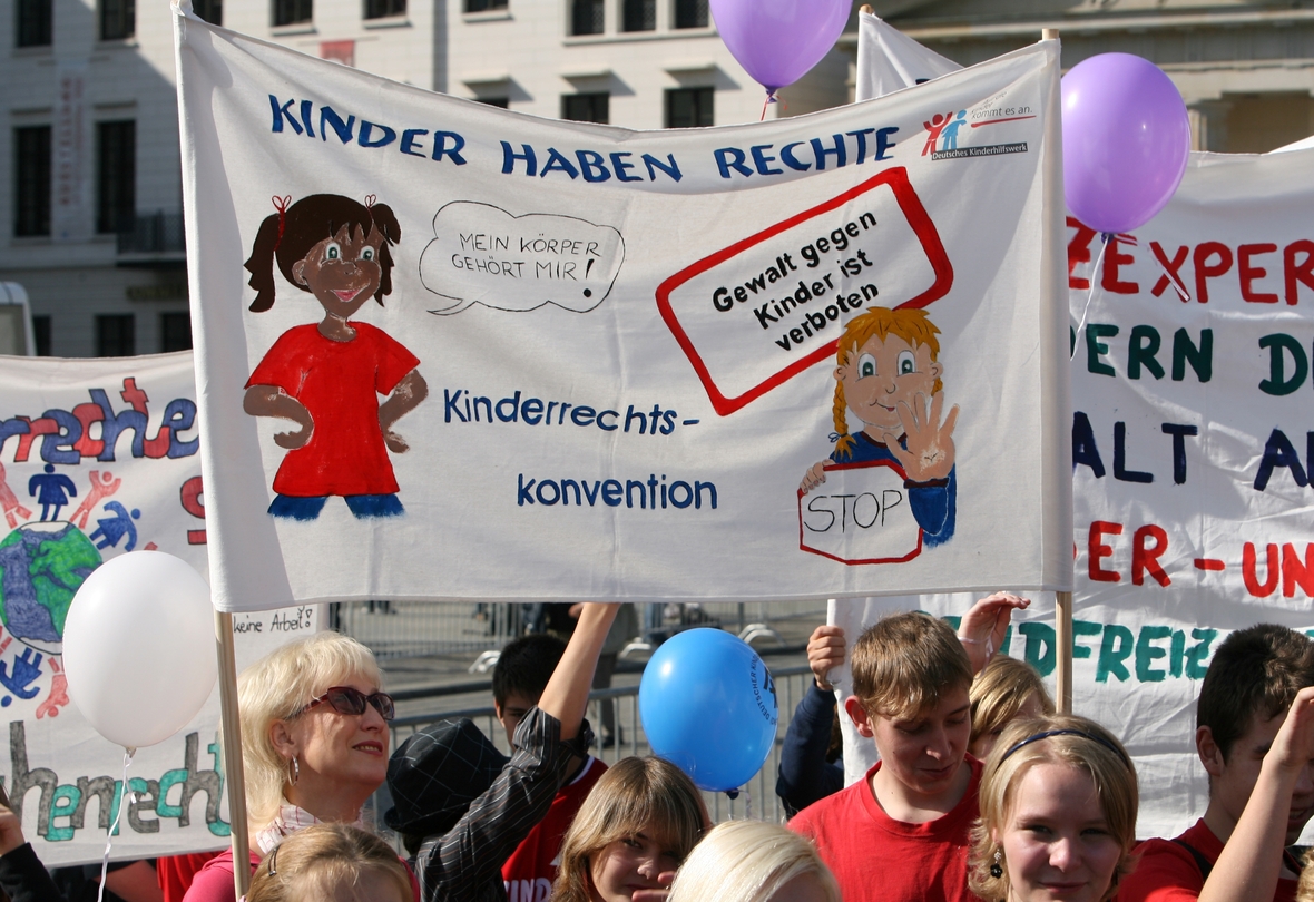 Schüler halten am 18.09.2009 vor dem Brandenburger Tor in Berlin ein Transparent mit der Aufschrift "Kinder haben Rechte".