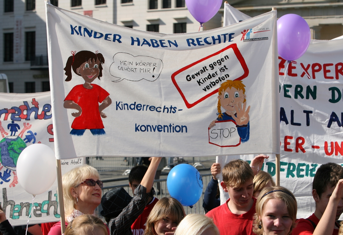 Schüler halten am 18.09.2009 vor dem Brandenburger Tor in Berlin ein Transparent mit der Aufschrift "Kinder haben Rechte". 
