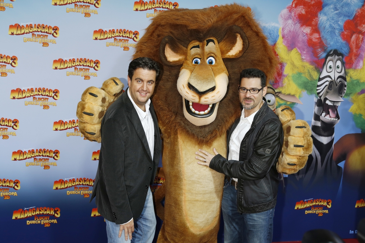 Bastian Pastewka, links im Bild, und Rick Kavanian, rechts im Bild, die Synchronsprecher von Melman und Marty, haben bei der Filmpremiere eine große Stofffigur des Löwen Alex in der Mitte
