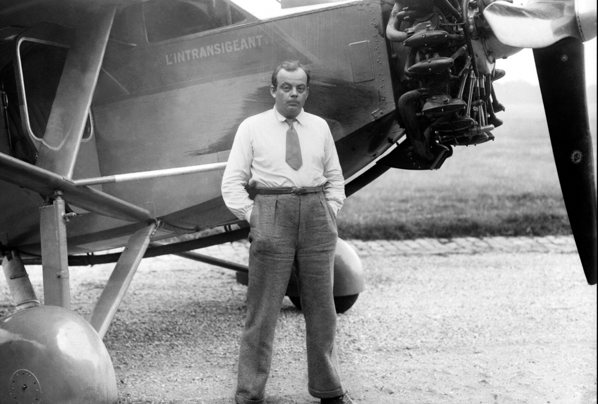 Der französische Schriftsteller Antoine de Saint-Exupery posiert vor seinem Flugzeug