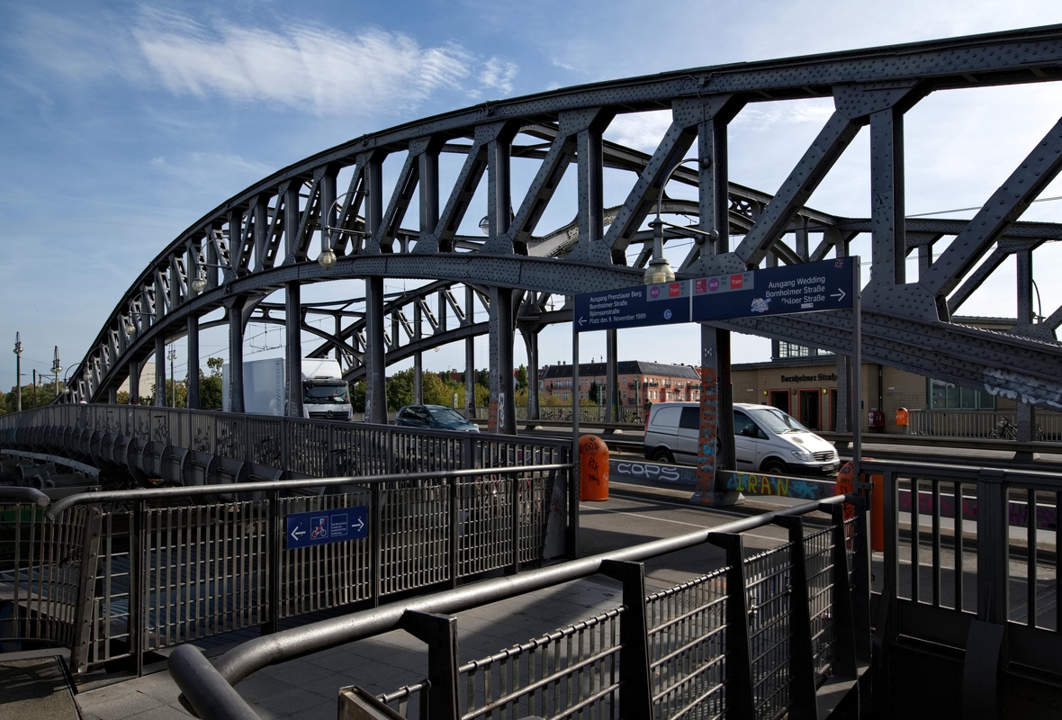 Blick von der S-Bahnstation Bornholmer Straße zur Bösebrücke. Hier befand sich während der deutschen Teilung ein Grenzübergang zwischen Ost- und West-Berlin