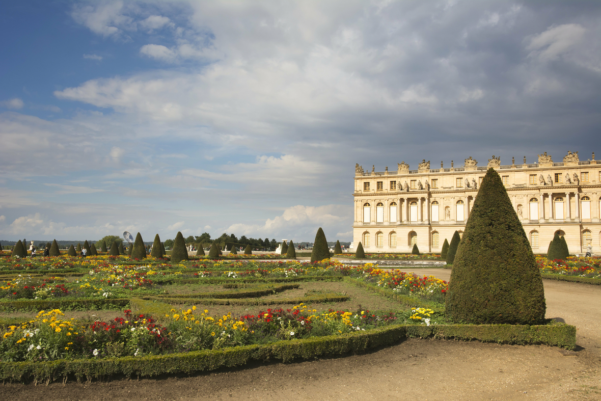 Schloss Versailles mit der großen Gartenanlage bei Paris. Ludwig der XIV., der "Sonnenkönig", ließ das Schloss bauen und lebte hier.