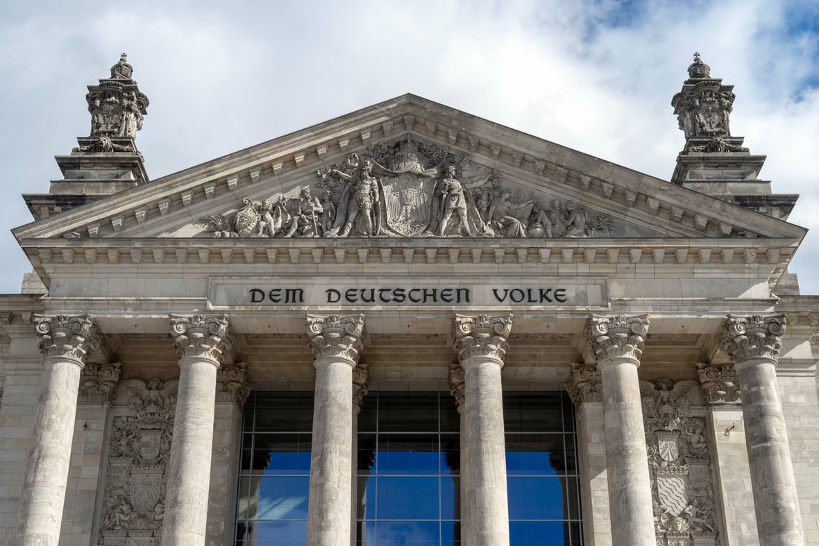 Auf dem Reichstag steht der Schriftzug "Dem deutschen Volke". Im Reichstag arbeiten die Abgeordneten des Deutschen Bundestages.