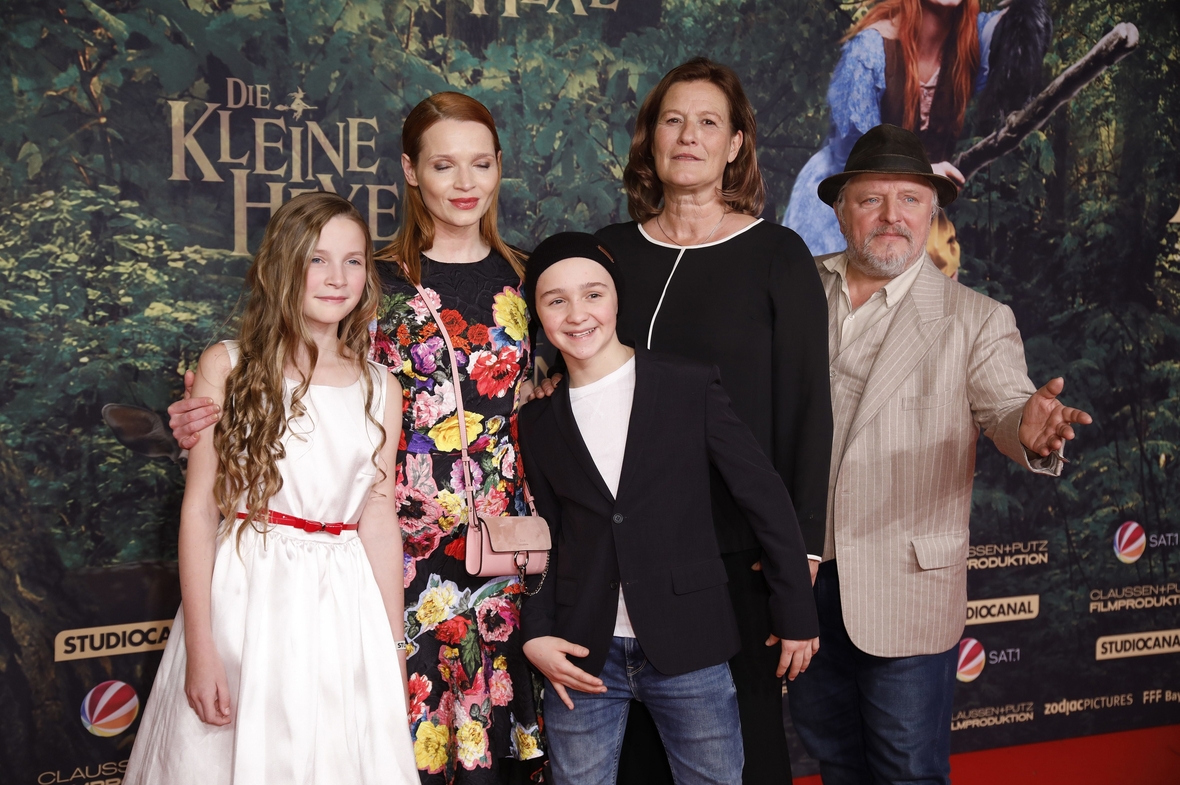 Von links nach rechts: Die Schauspieler Momo Beier, Karoline Herfurth, Luis Vorbach, Suzanne von Borsody und Axel Prahl stehen bei der Premiere ihres Films Die kleine Hexe auf der Bühne und zeigen sich dem Publikum.