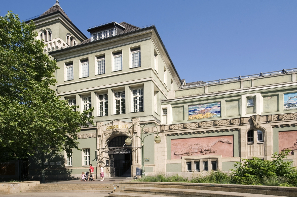 Das Gebäude des Aquariums im Zoologischen Garten von Berlin ist reich mit plastischem Schmuck versehen. Es wurde 1913 eröffnet.