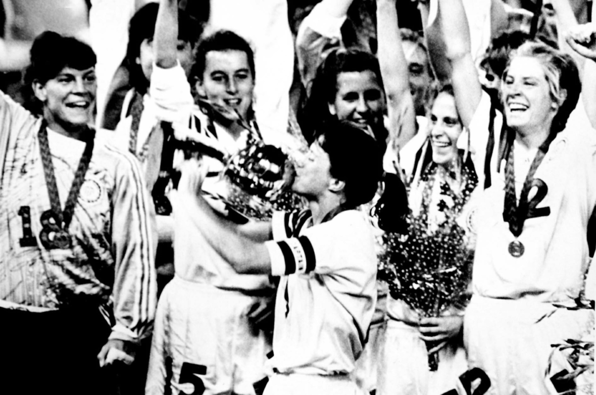 30. November 1991: Die Fußballer-Spielerinnen der USA jubeln, weil sie die erste Fußball-Weltmeisterschaft der Frauen gewonnen haben.
