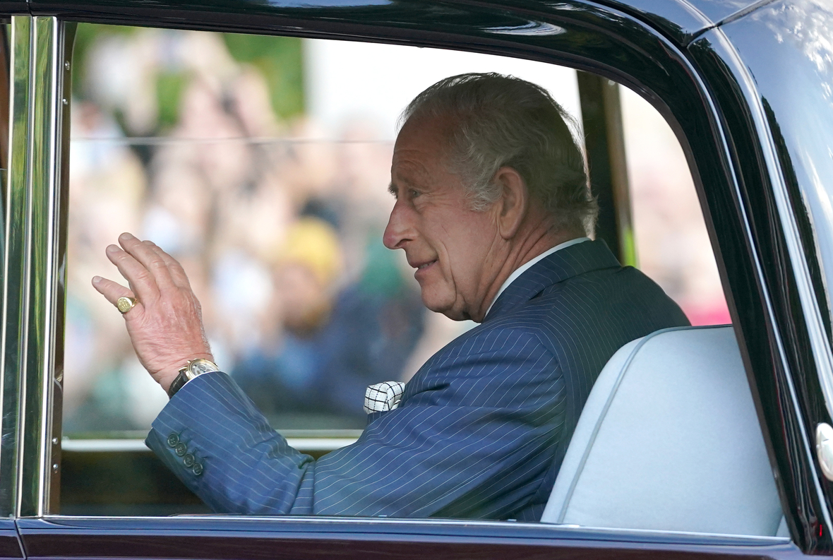 King Charles III. winkt aus dem Auto nach seiner förmlichen Ausrufung zum britischen König am 10. September 2022.